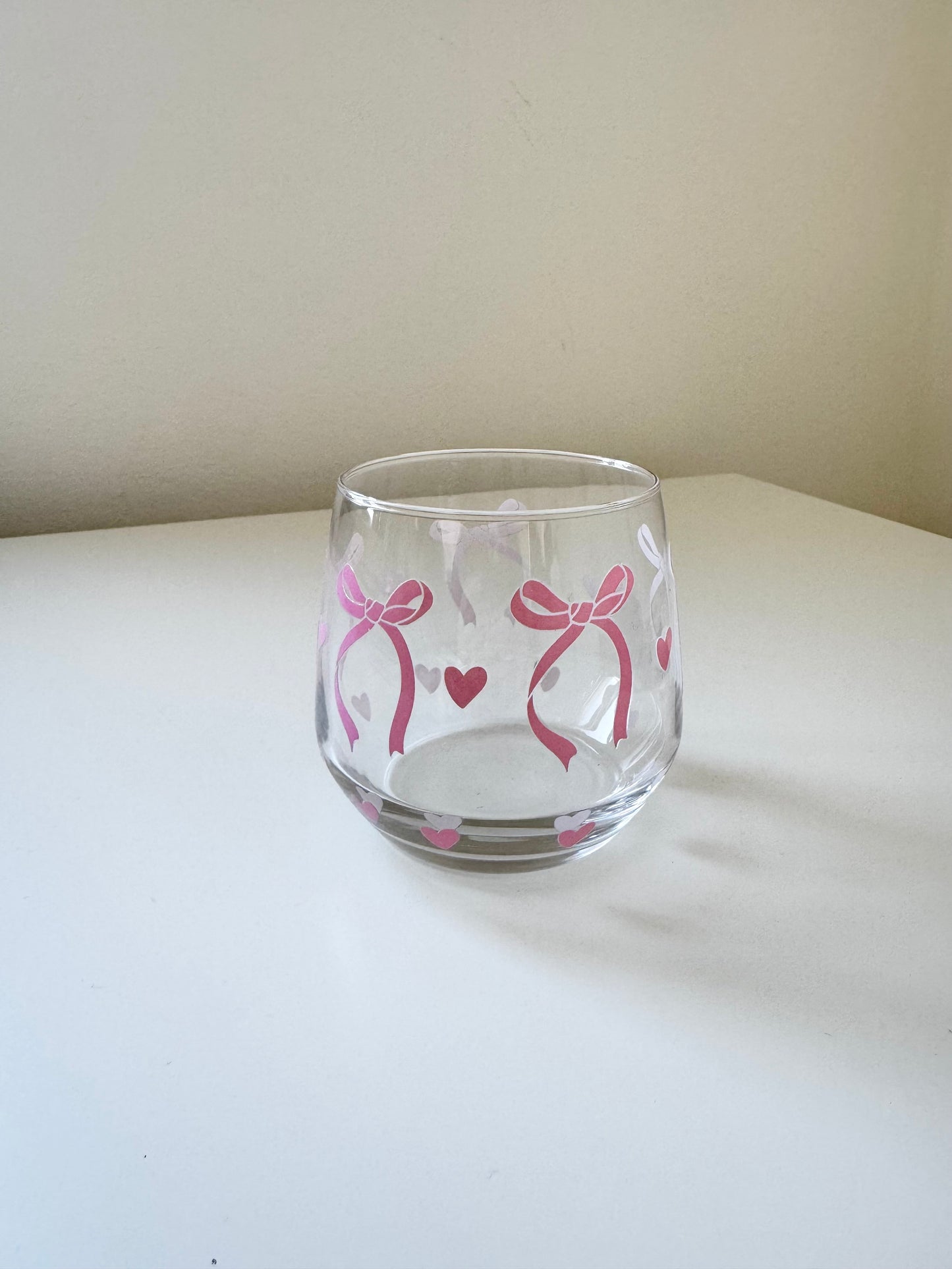 Trinkglas mit rosa Schleifen & Herzen