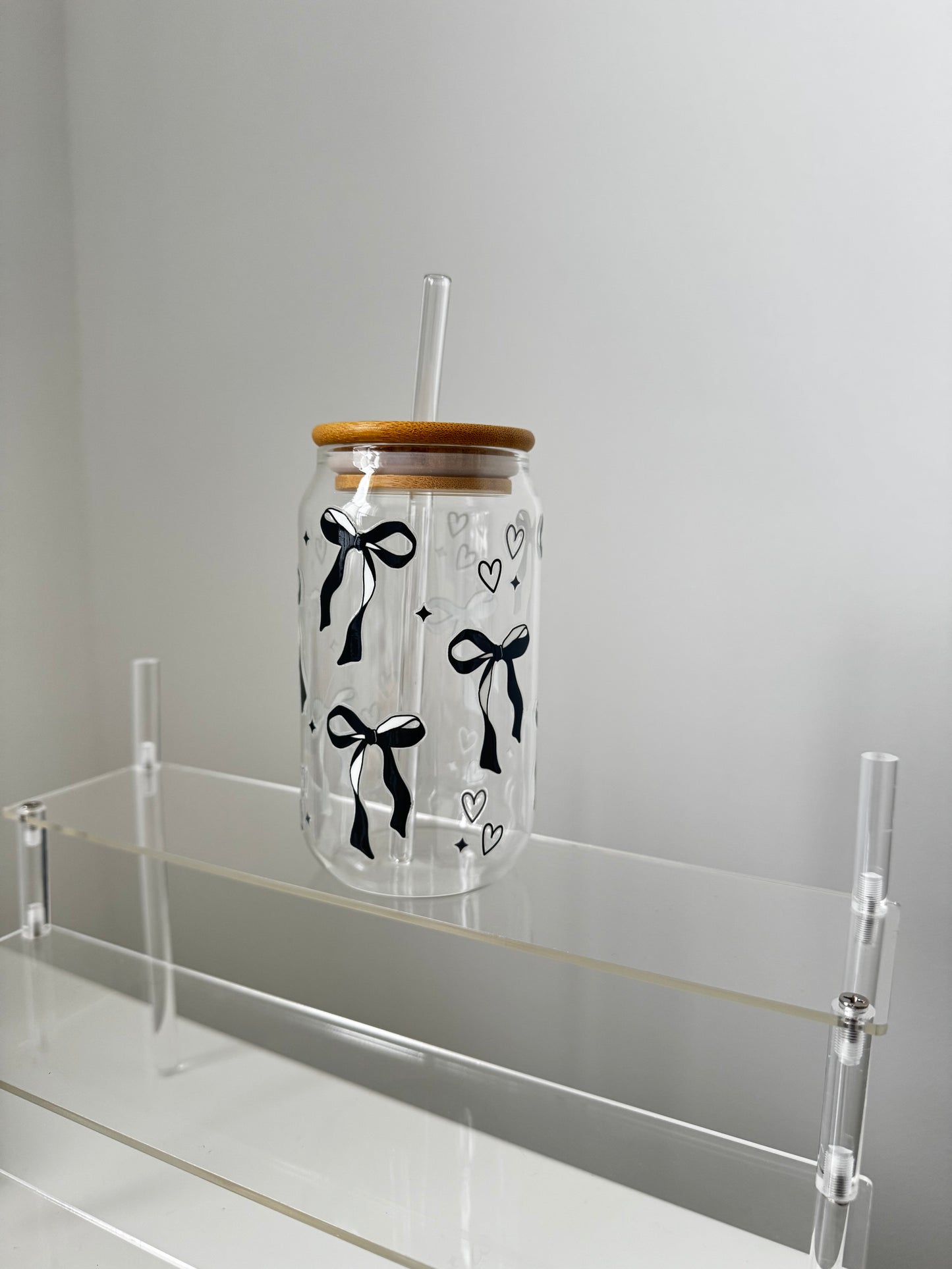 Glasbecher mit schwarzer Schleife