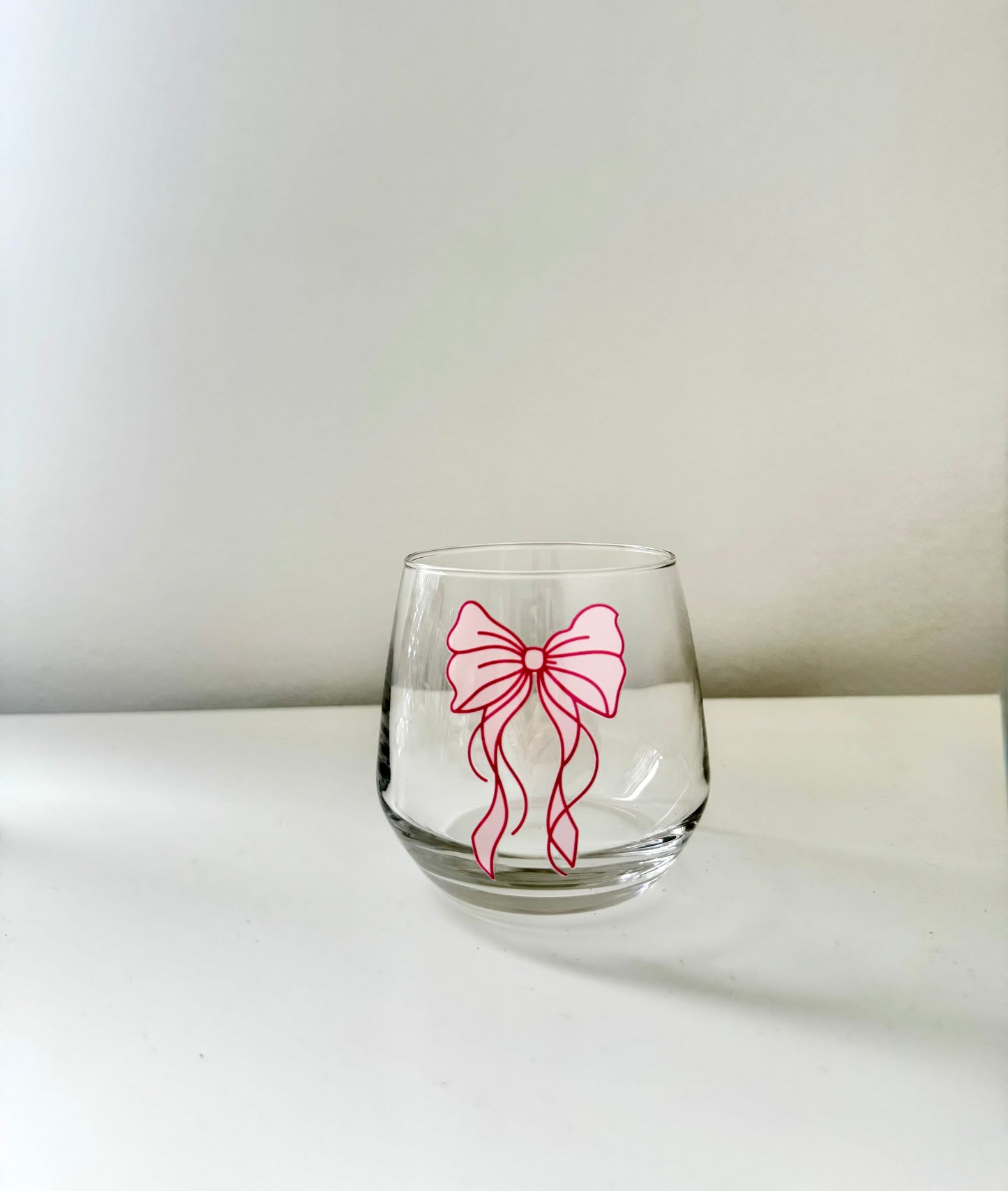 Glas mit rosa Schleifenmotiv