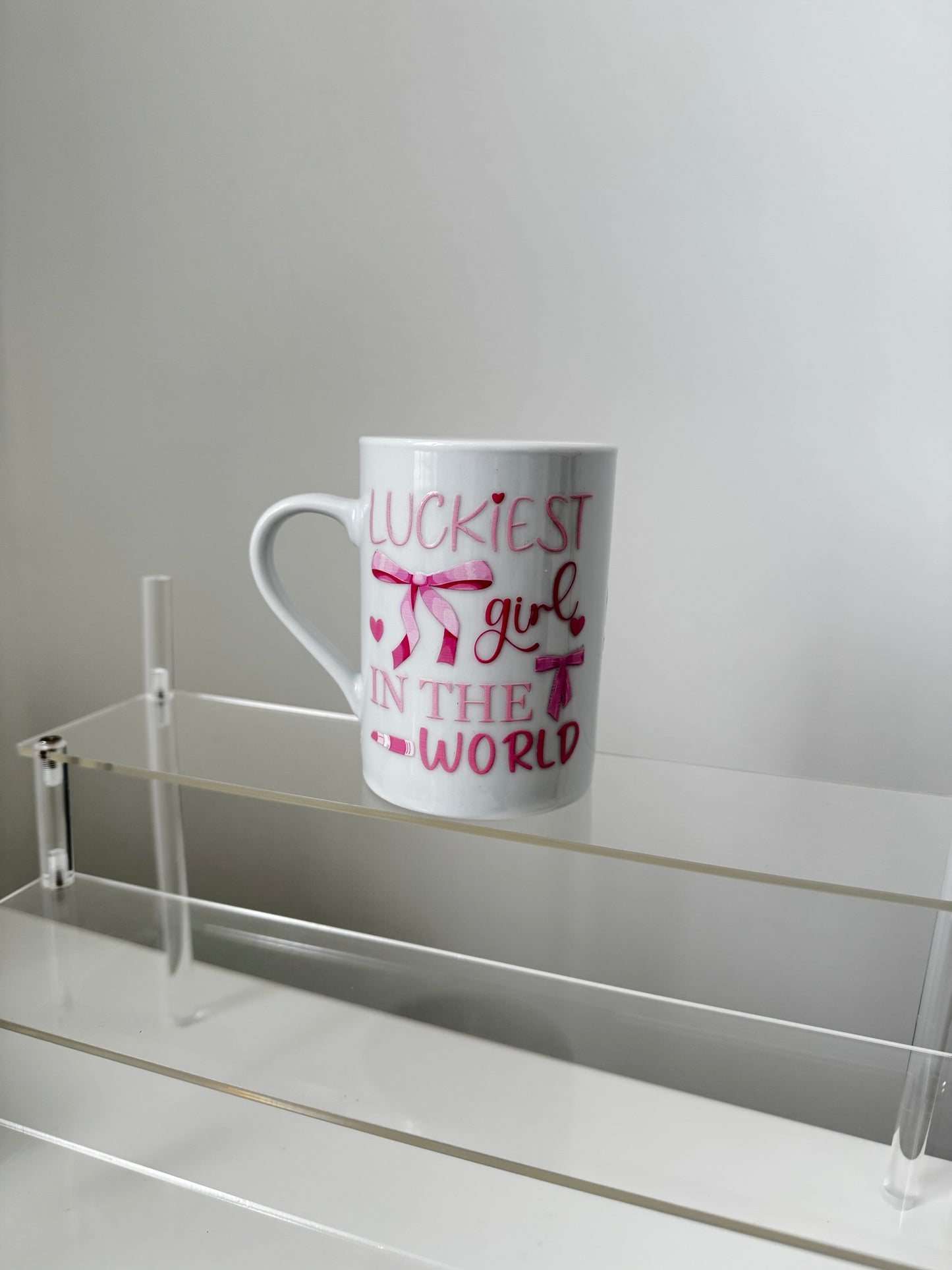 Keramiktasse „Luckiest Girl in the World“ mit Schleifenmotiv