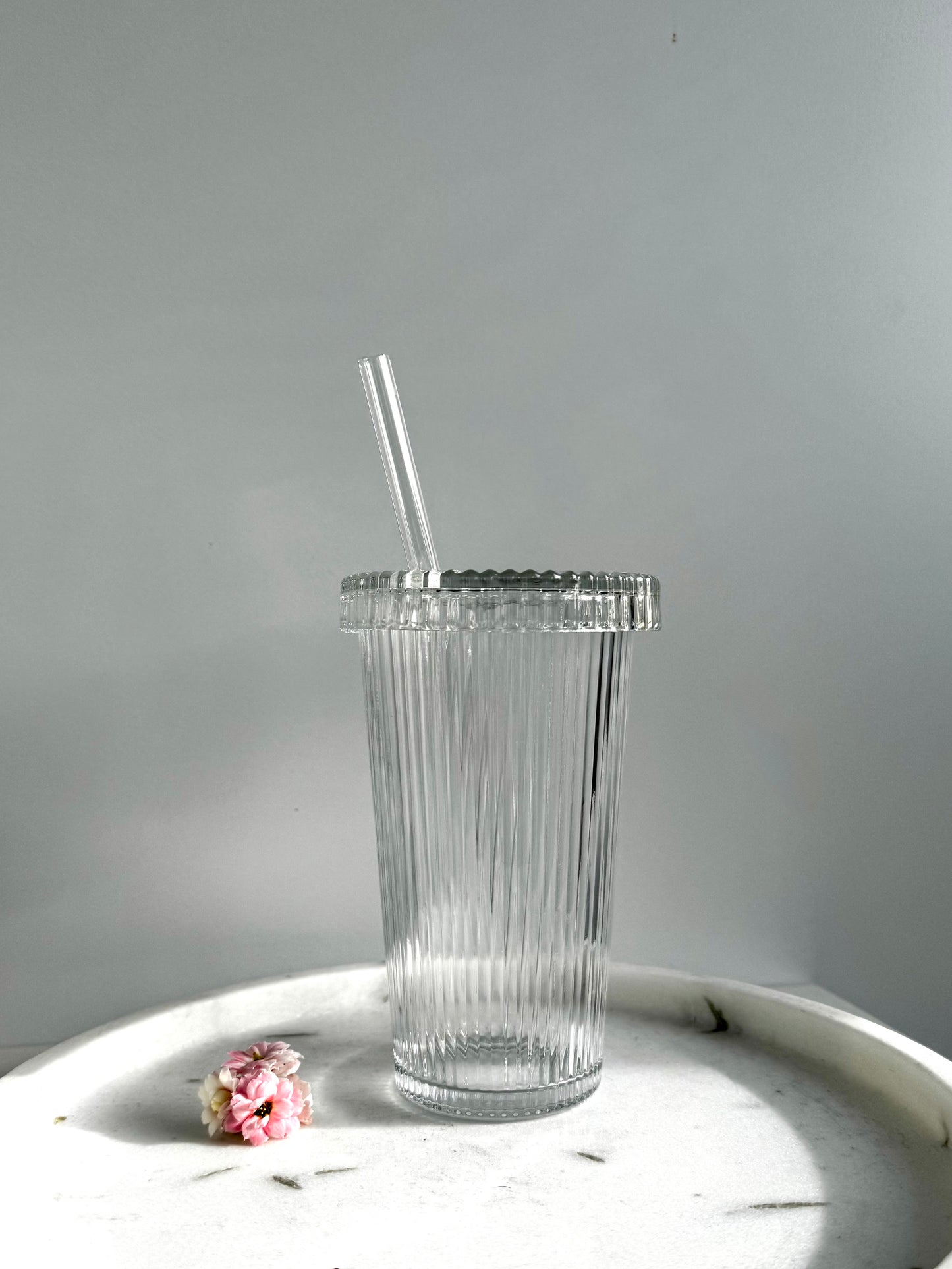 Rillenglas Becher mit Deckel und Stohhalm
