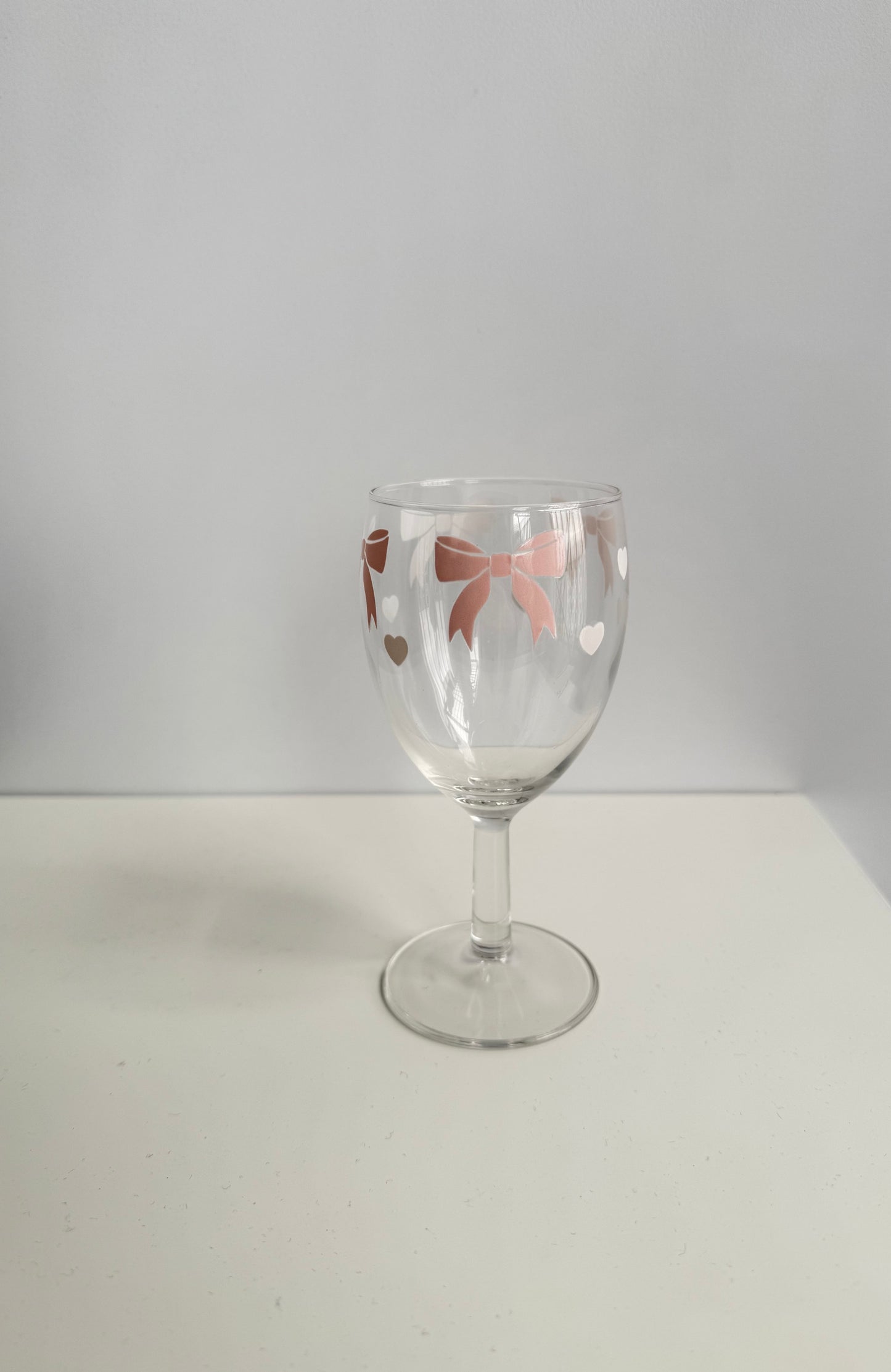🍷 Weinglas mit Rosa schleifen und Herzmotiven 🎀🩷