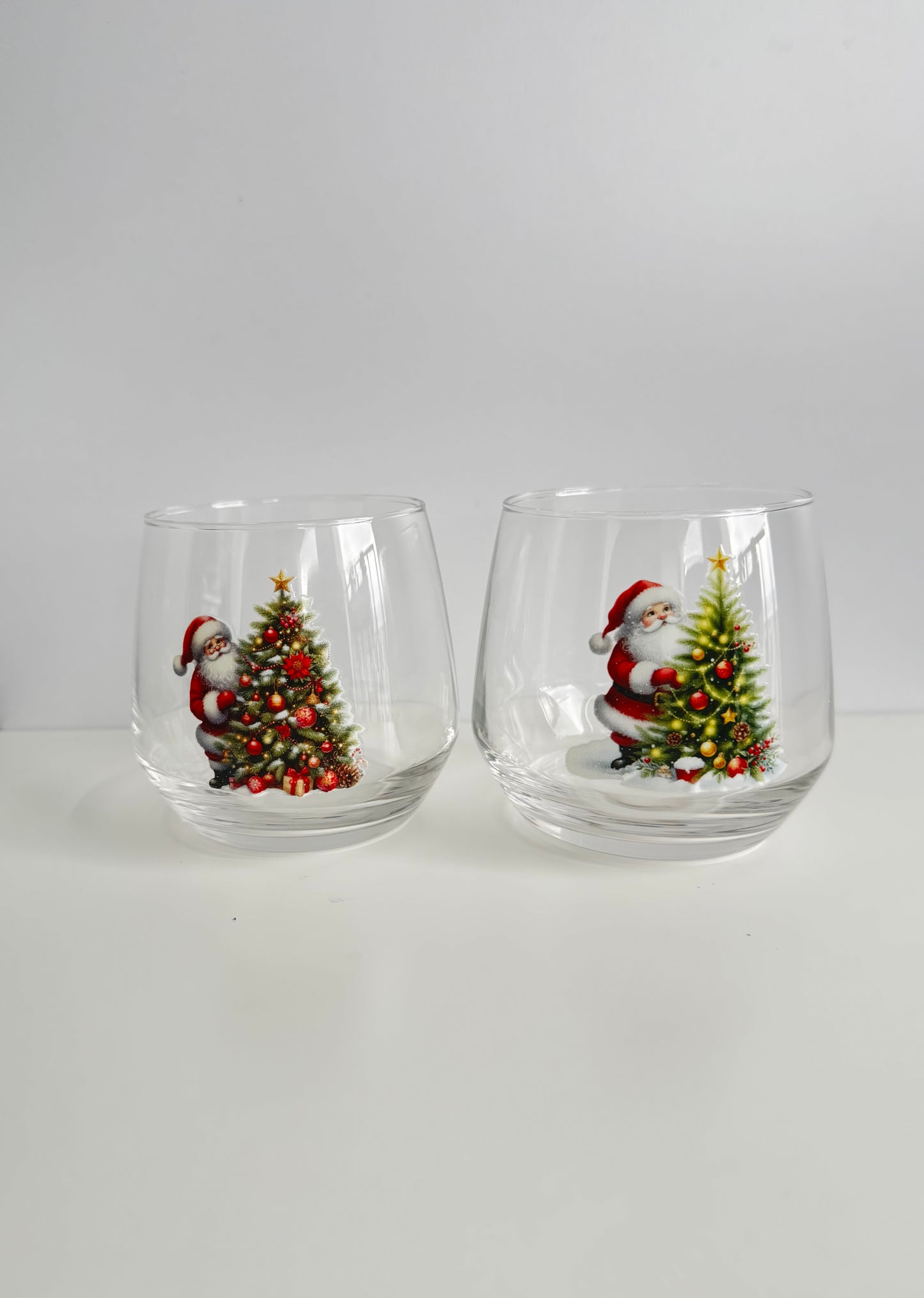 2er Set mit Weinachtsgläser mit Santa und Tannenbaum Motiv
