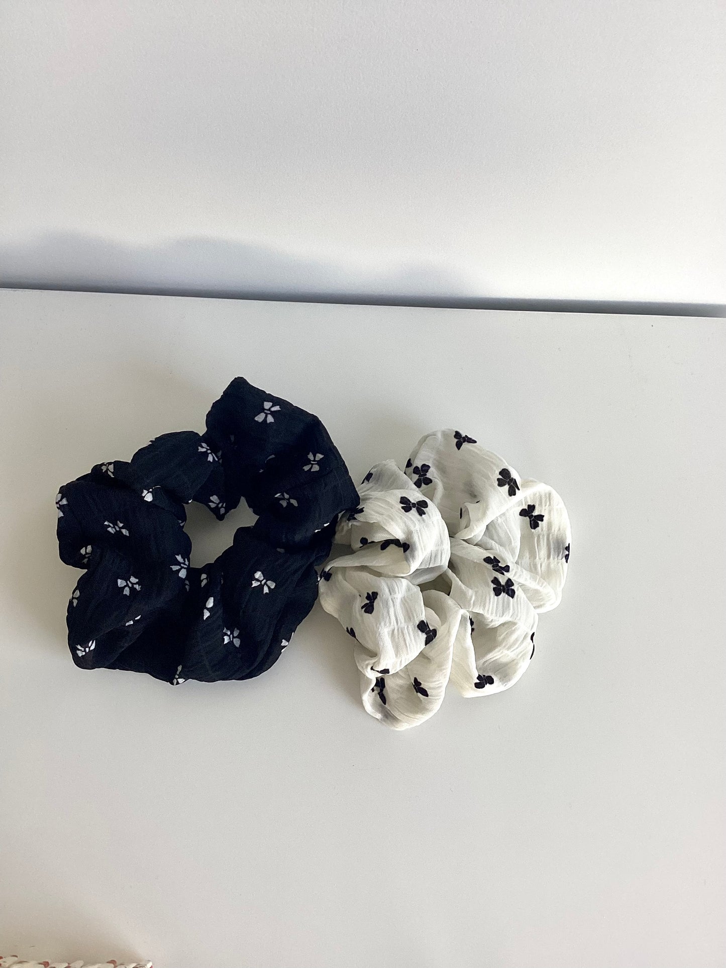 Scrunchies 2er Set - Schwarz & Weiß