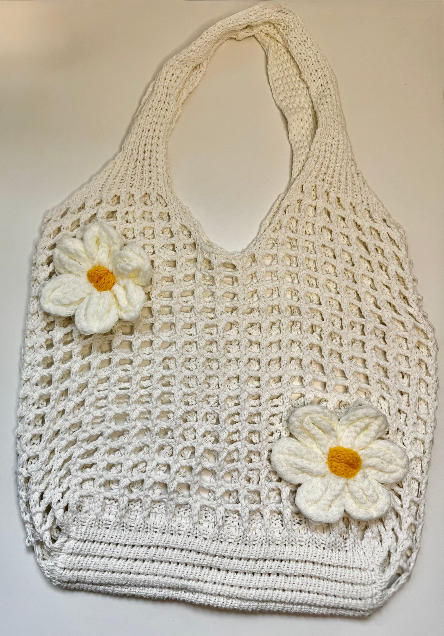 Gehäkelte Netztasche mit Gänseblümchen