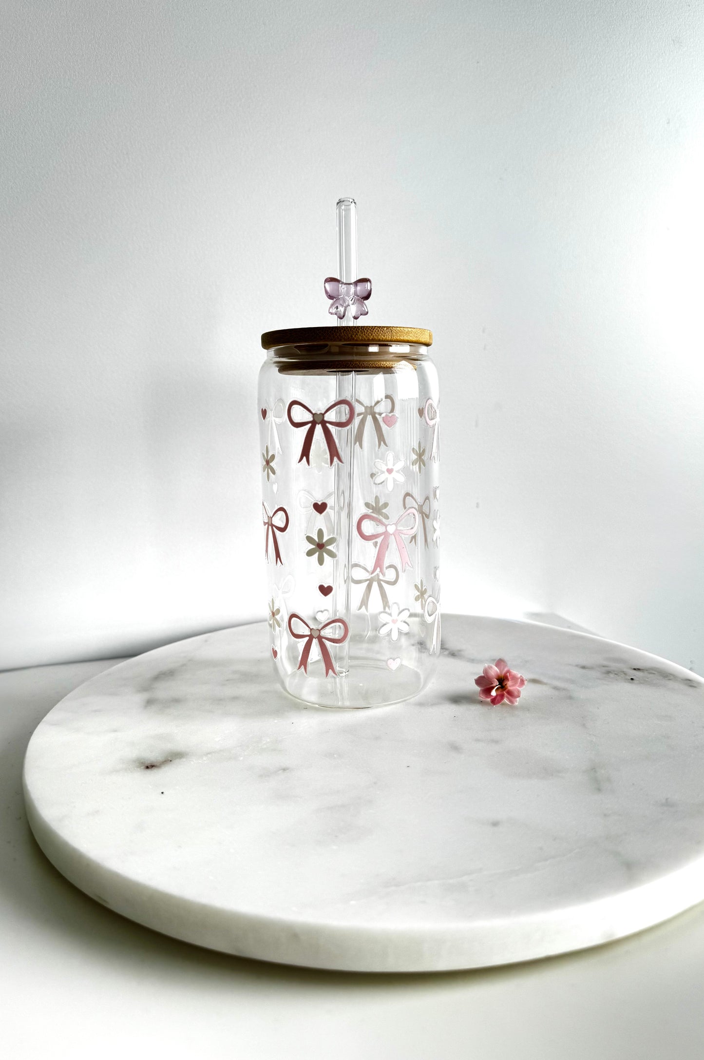 Glas Trinkbecher mit Strohhalm & Deckel (Schleife)