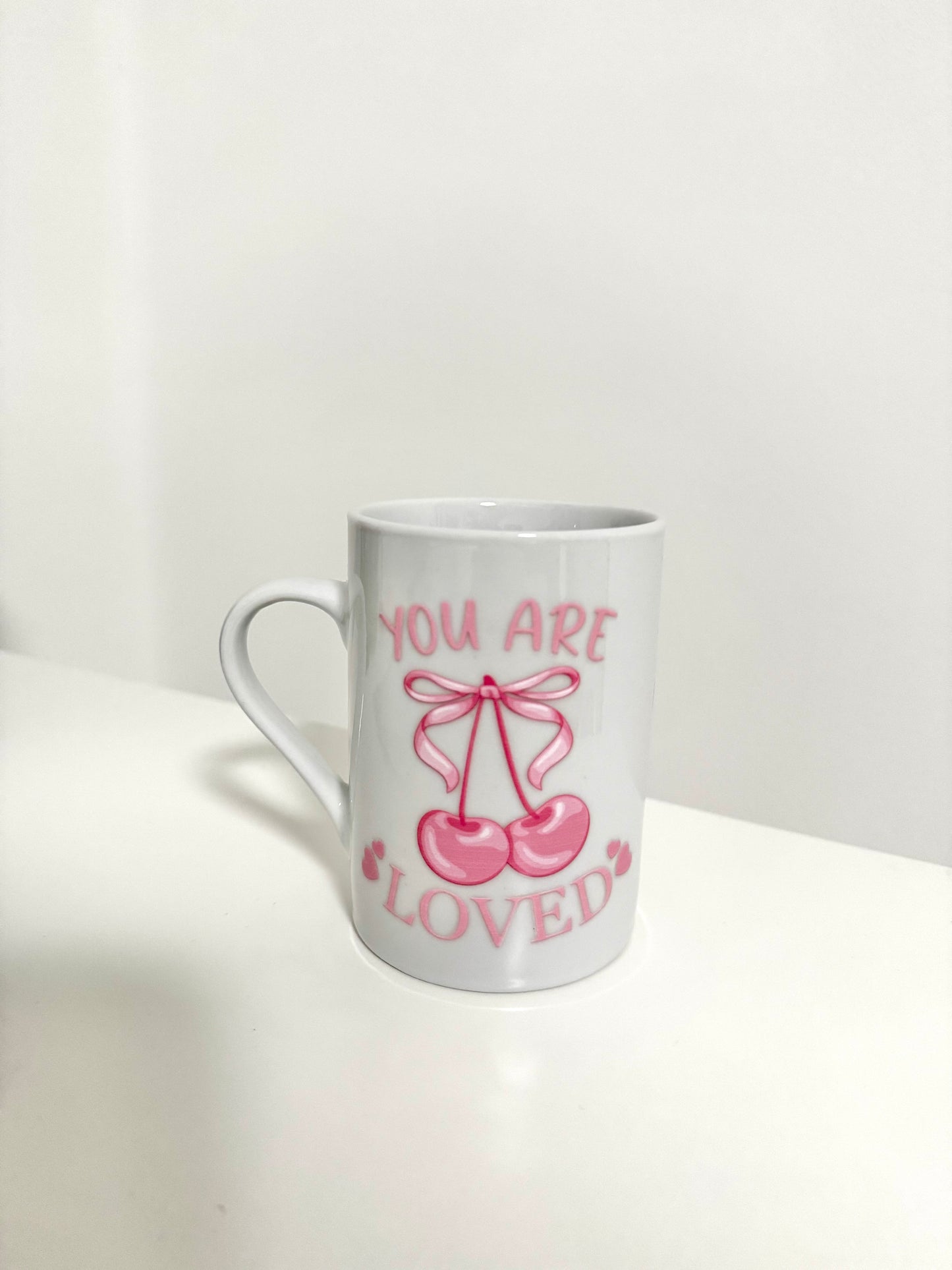 Tasse „You Are Loved“ mit Kirschmotiv