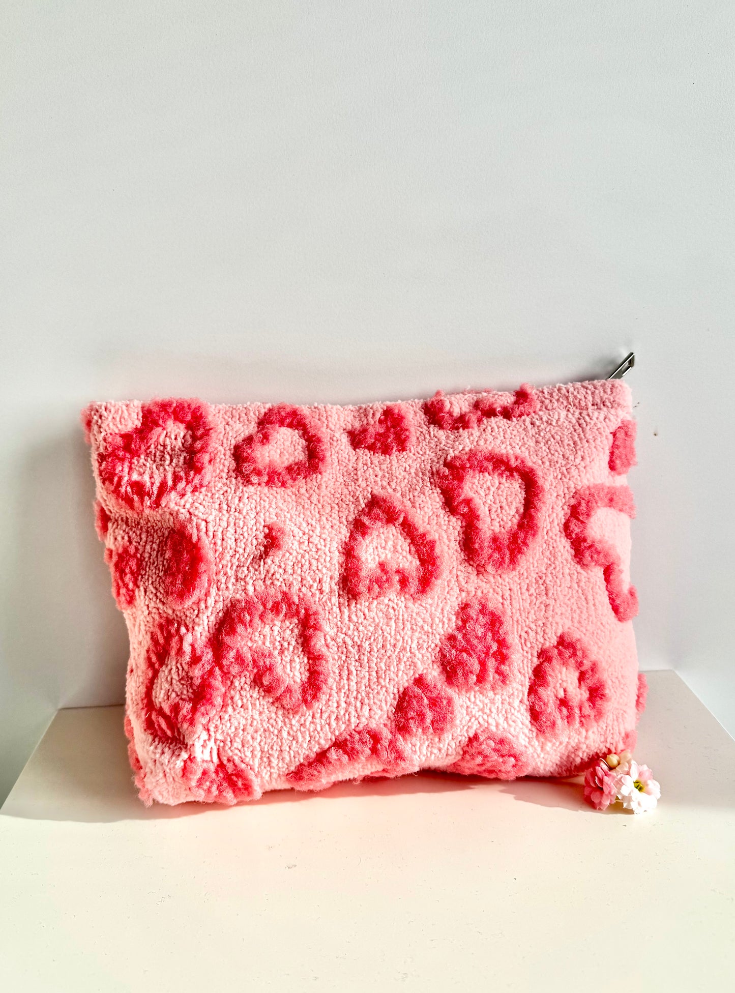 Flauschige Kosmetiktasche mit Herz-Design