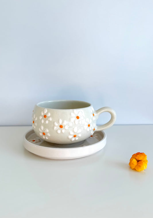 Keramiktasse mit Blumenrelief - B-Ware