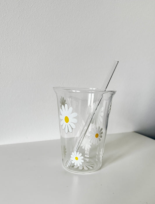 Glas mit Gänseblümchen-Motiv und Glasstrohhalm