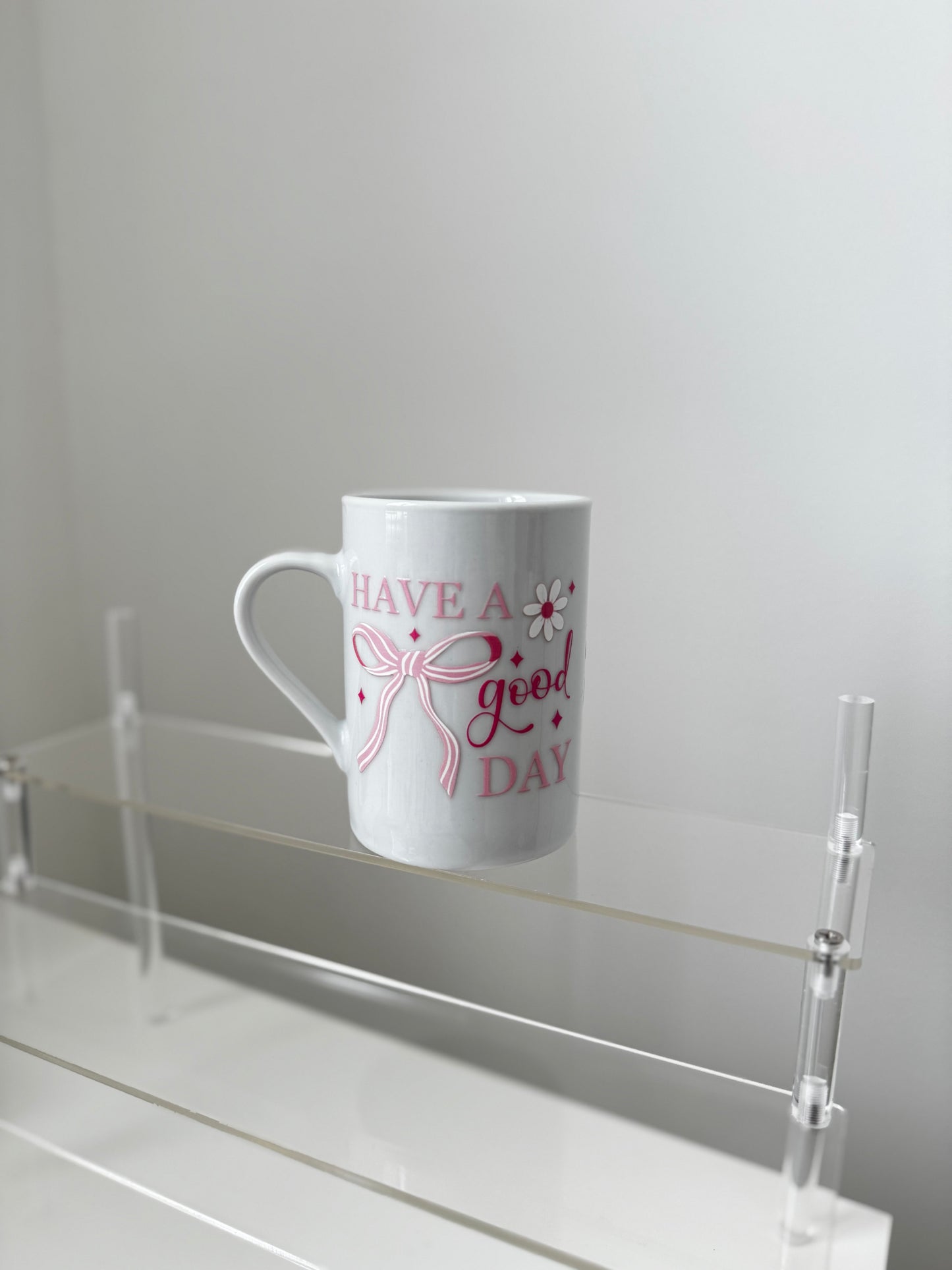 Keramiktasse „Have a Good Day“ mit Schleifen- und Blumenmotiv