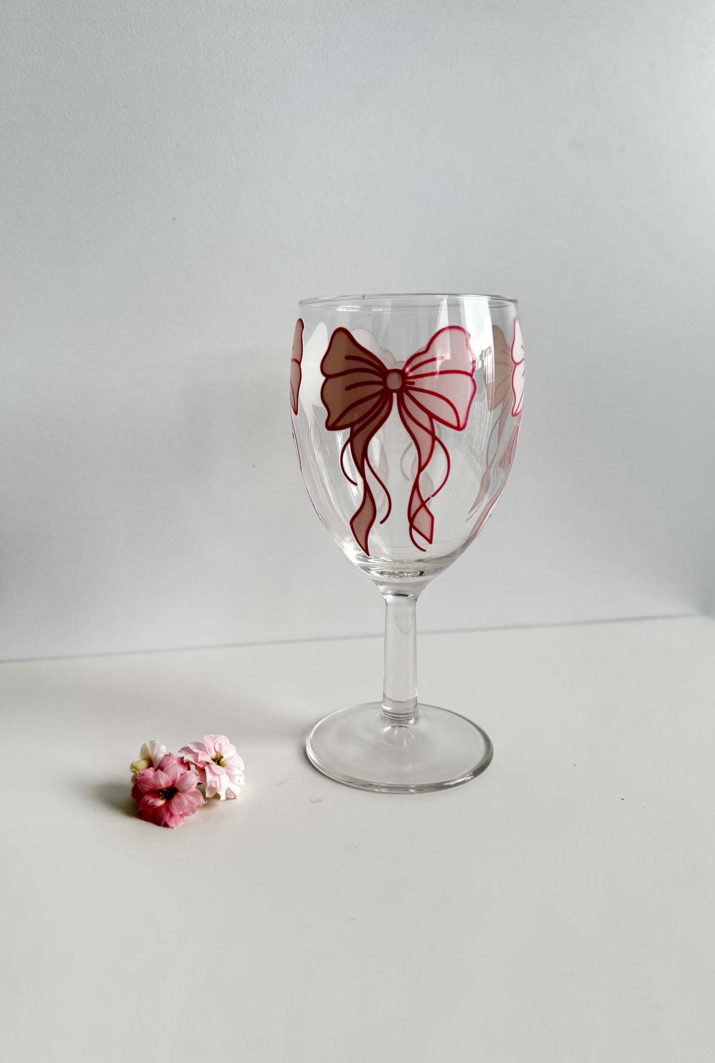 Weinglas mit Rosa schleifen