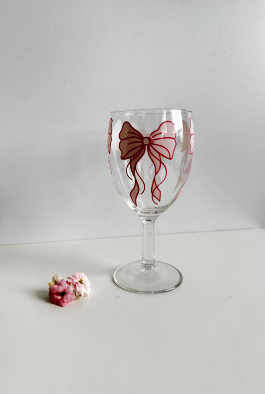 Weinglas mit Rosa schleifen