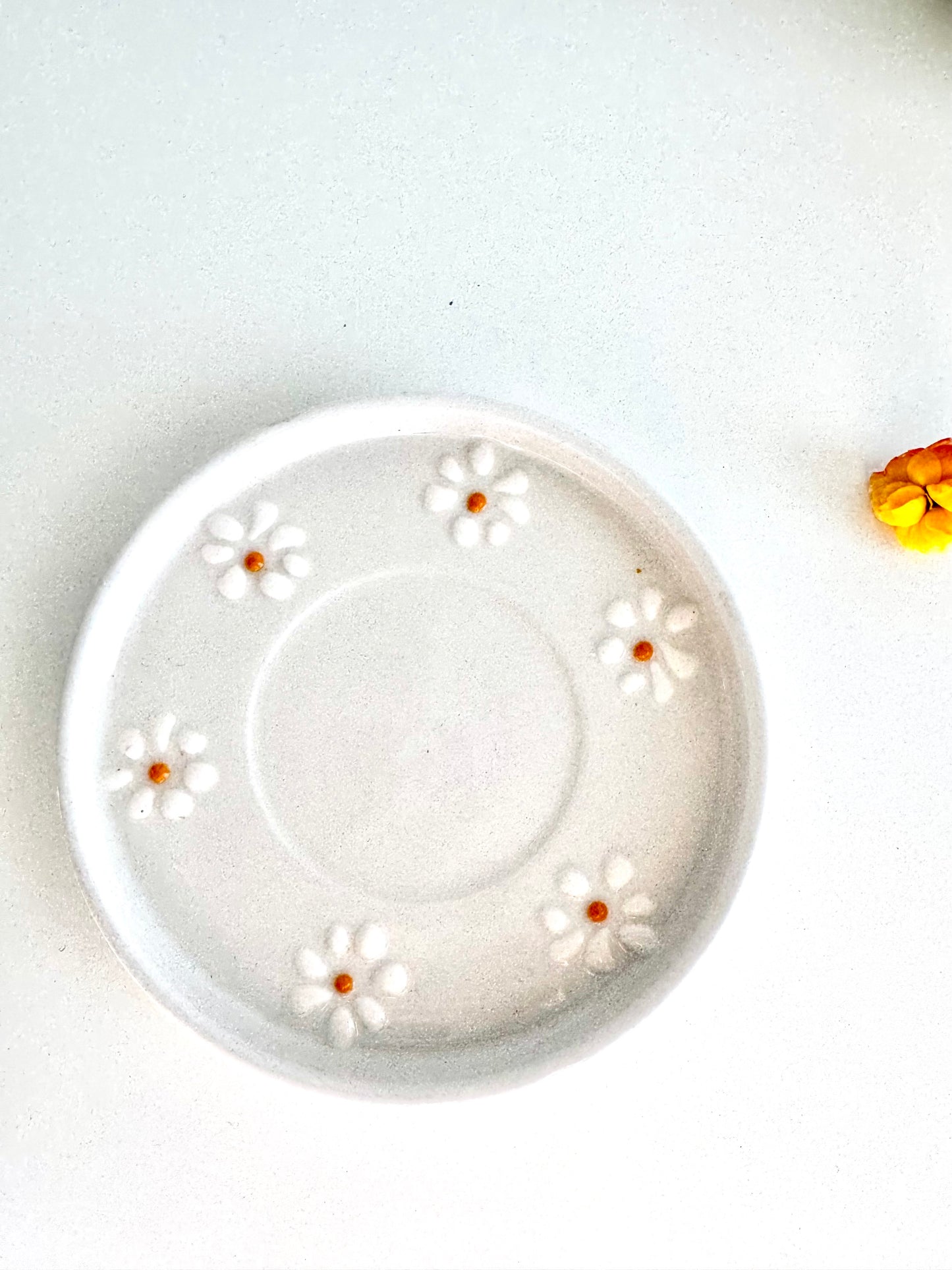 Keramiktasse mit Blumenrelief - B-Ware