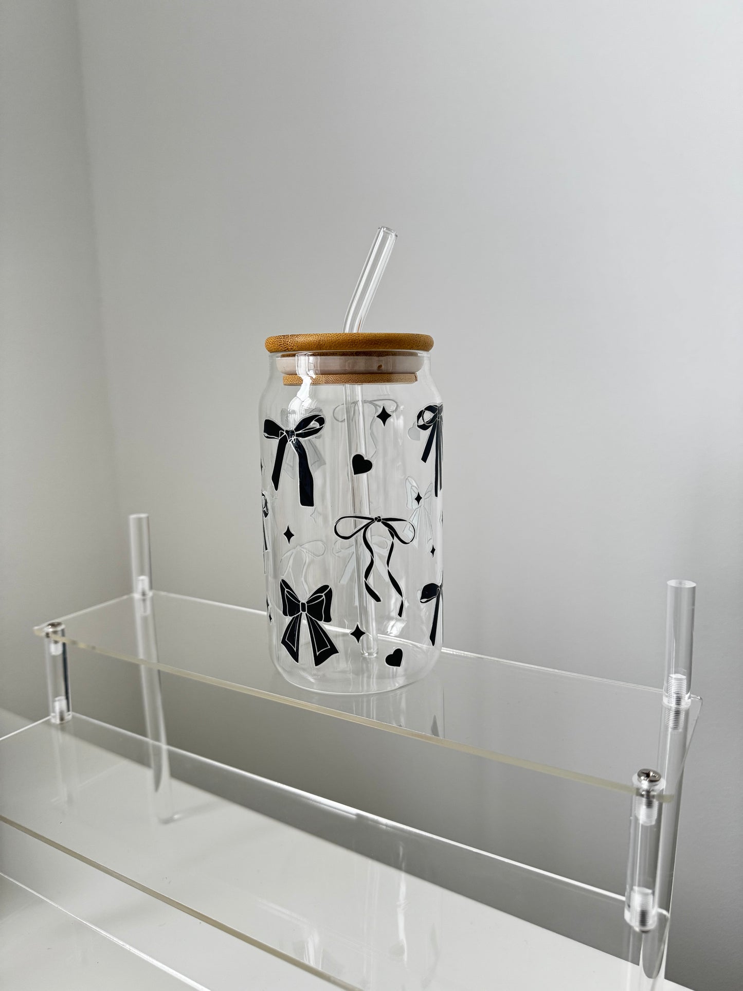 Glasbecher mit schwarzer Schleife