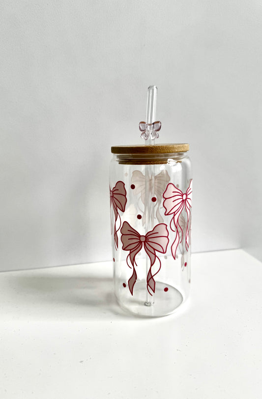 Trinkglas mit Schleifenmuster mit Strohhalm