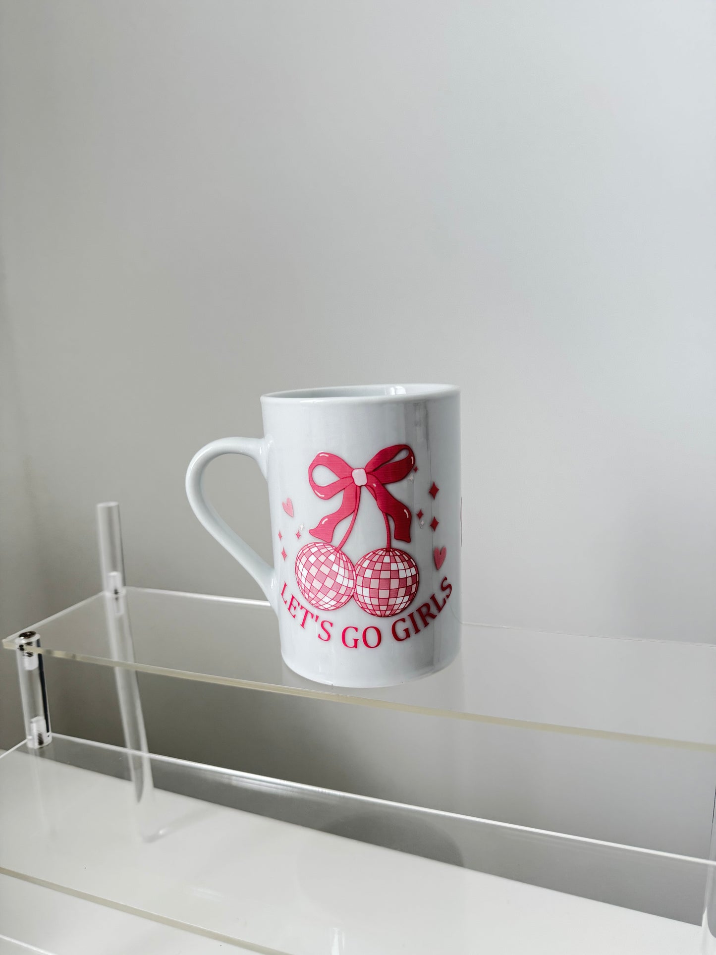 Keramiktasse „Let’s Go Girls“ mit Schleifenmotiv