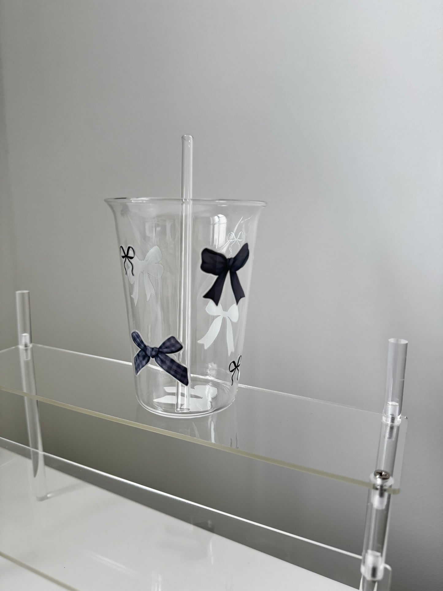 Glasbecher mit schwarzen und weißen Schleifen