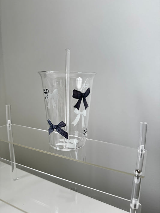 Glasbecher mit schwarzen und weißen Schleifen