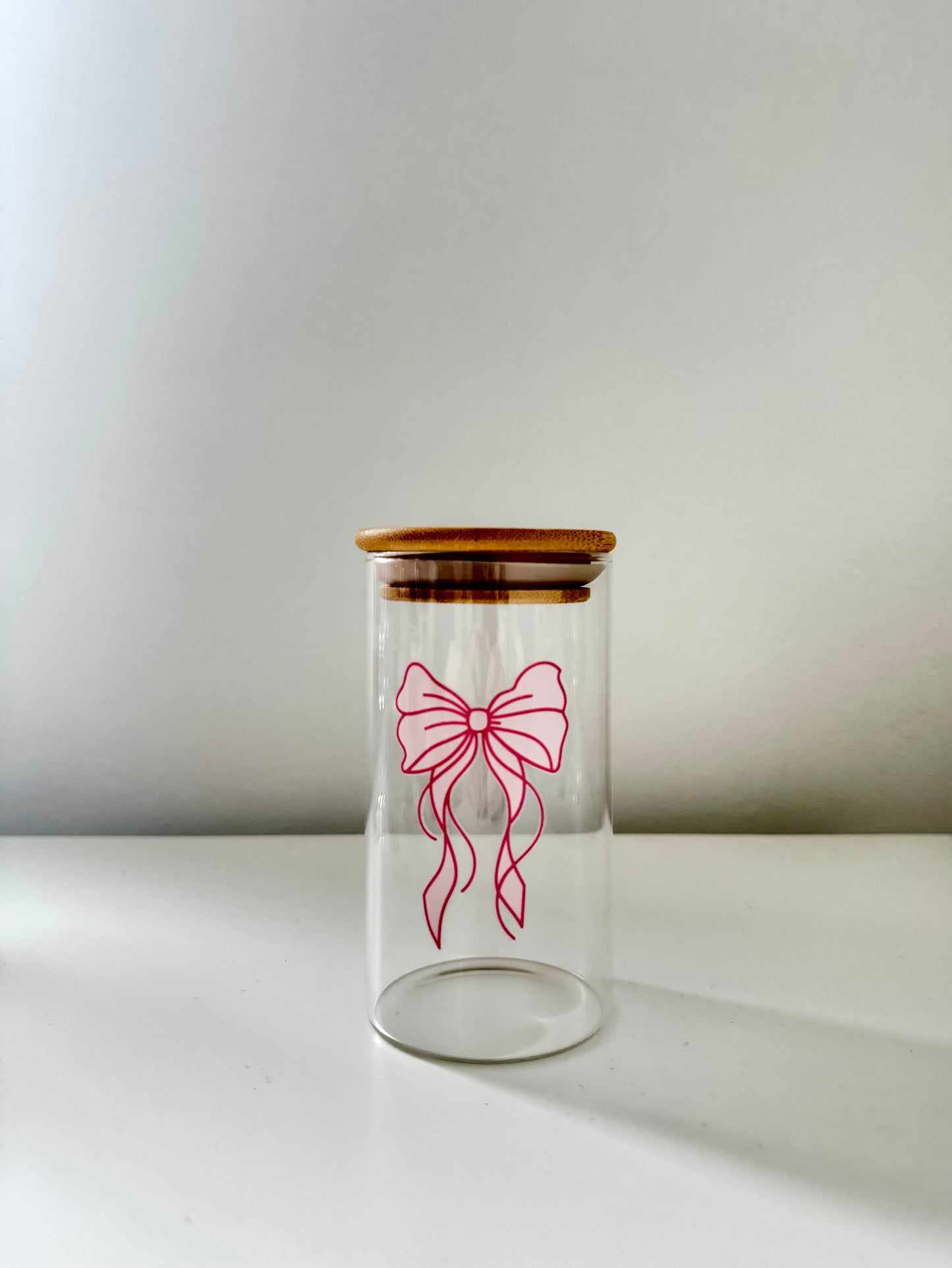 Glasdose mit Bambusdeckel und Schleifenmotiv