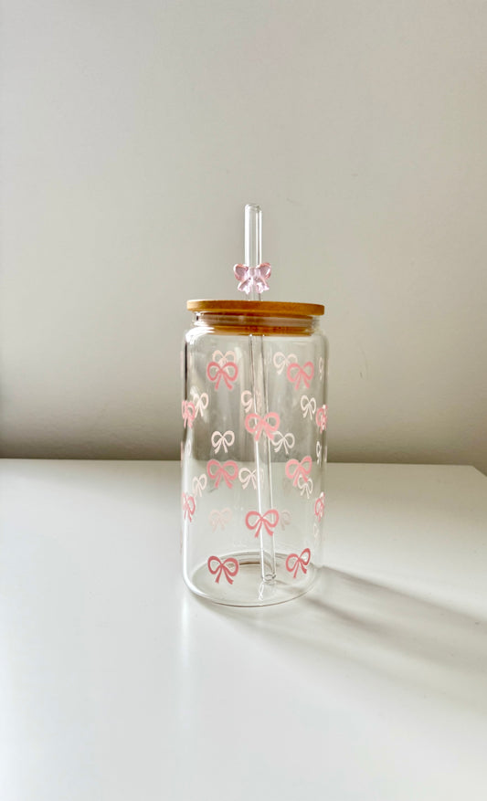 Trinkglas mit Schleifenmuster und Strohhalm