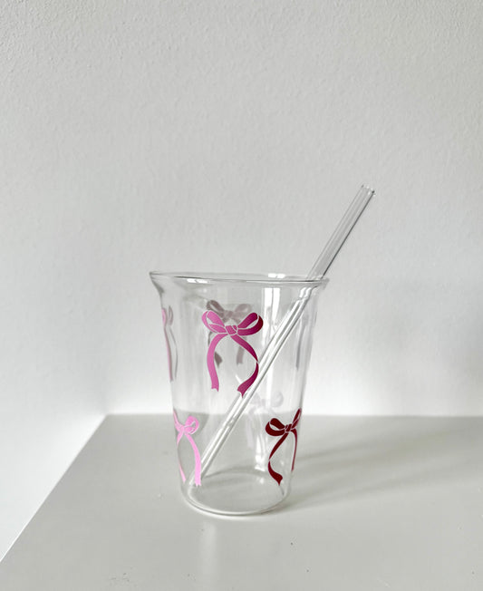 Glas mit Schleifen-Motiv und Glasstrohhalm