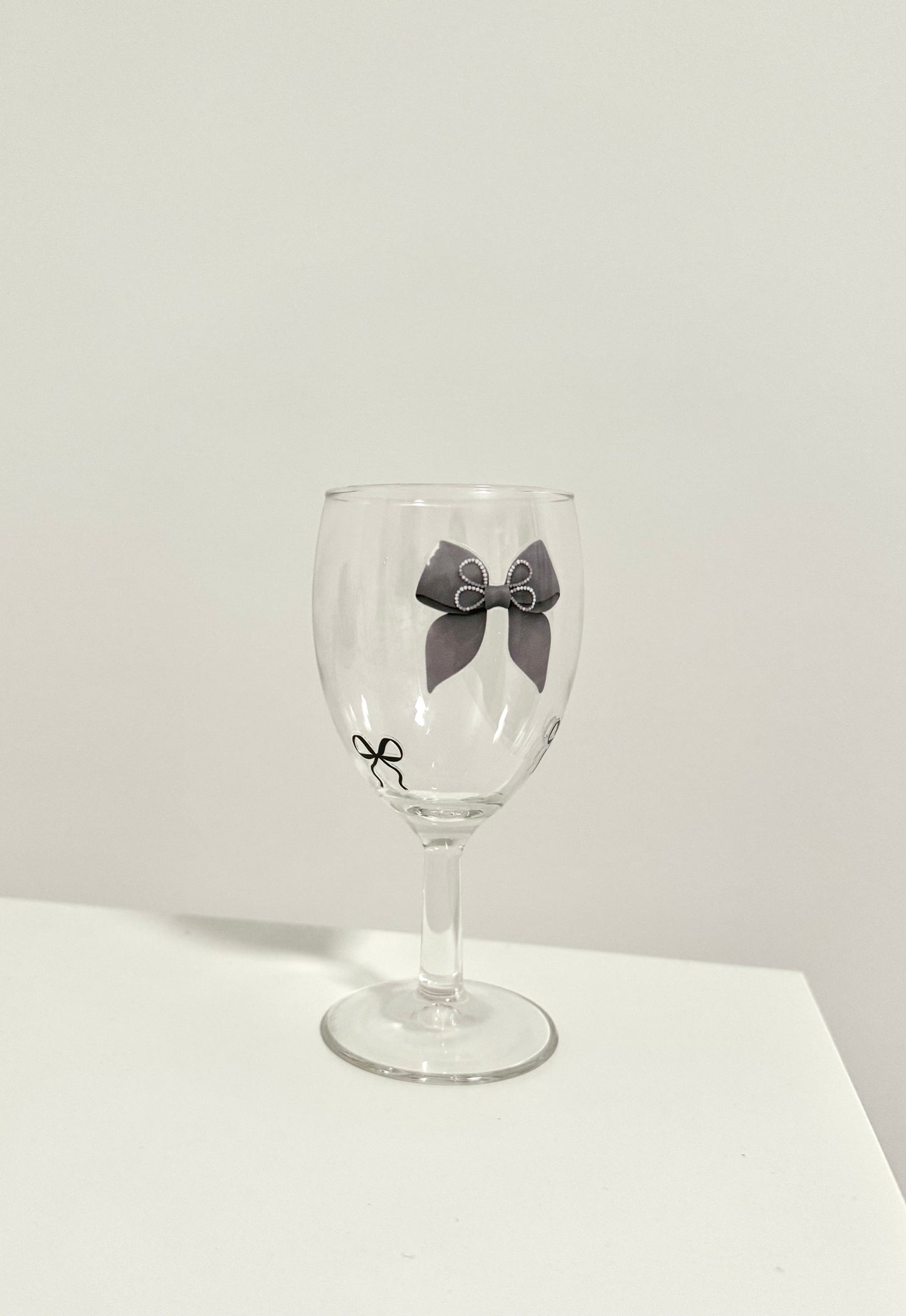 Elegantes Weinglas mit Schleifenmotiv