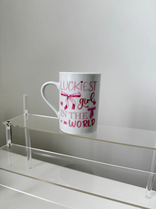 Keramiktasse „Luckiest Girl in the World“ mit Schleifenmotiv