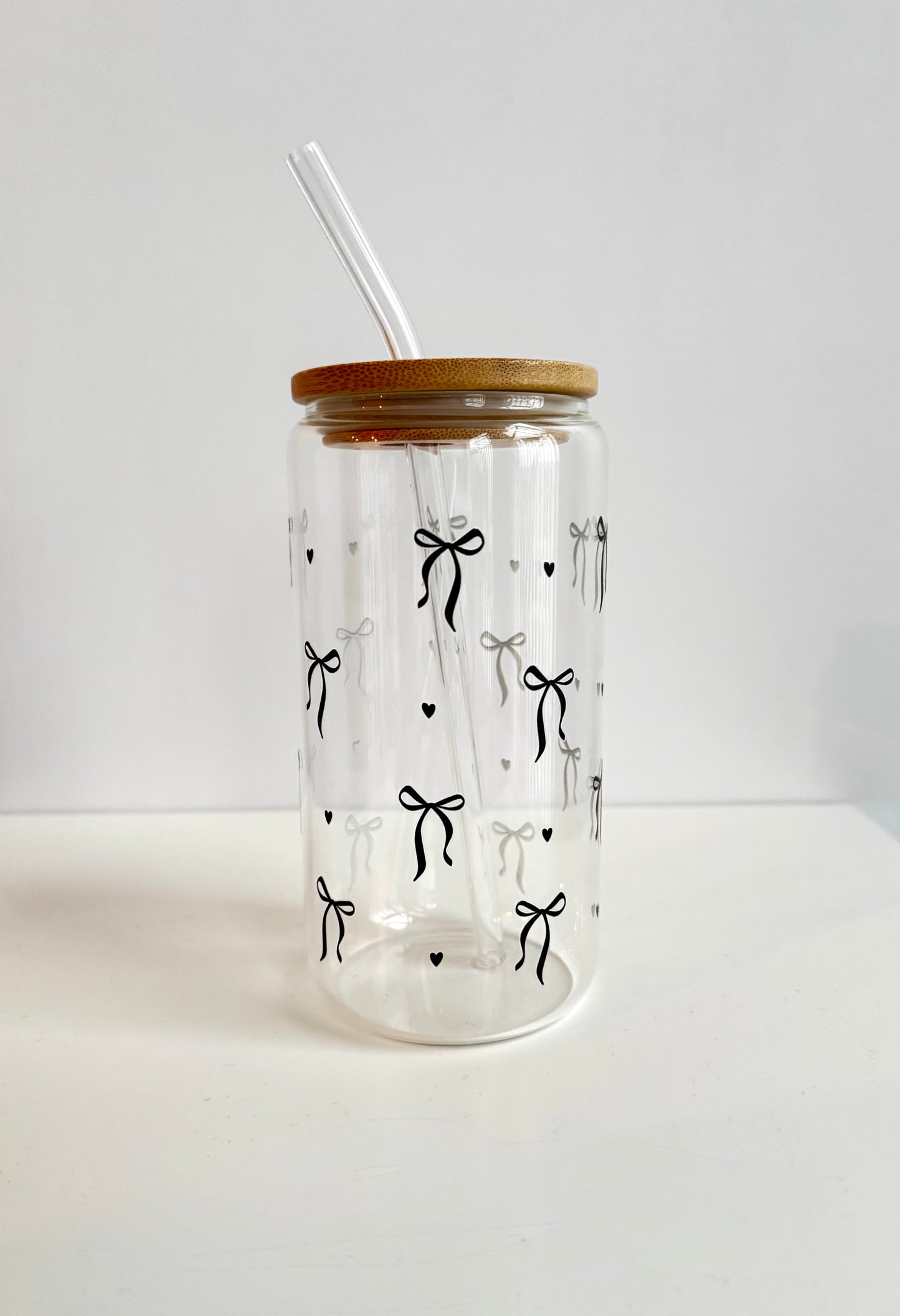 Trinkglas mit schwarzen Schleifenmuster