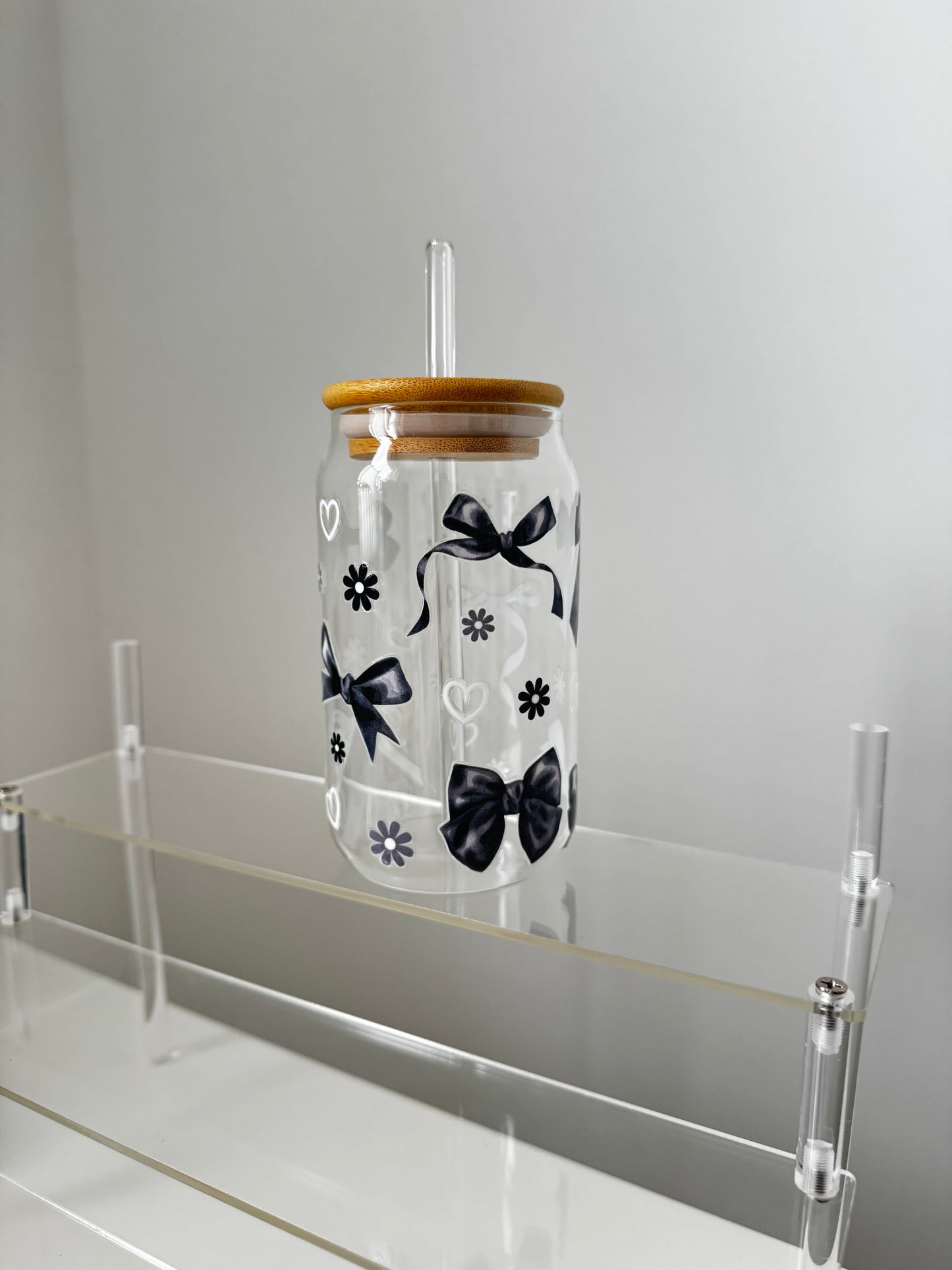Glasbecher mit schwarzer Schleife