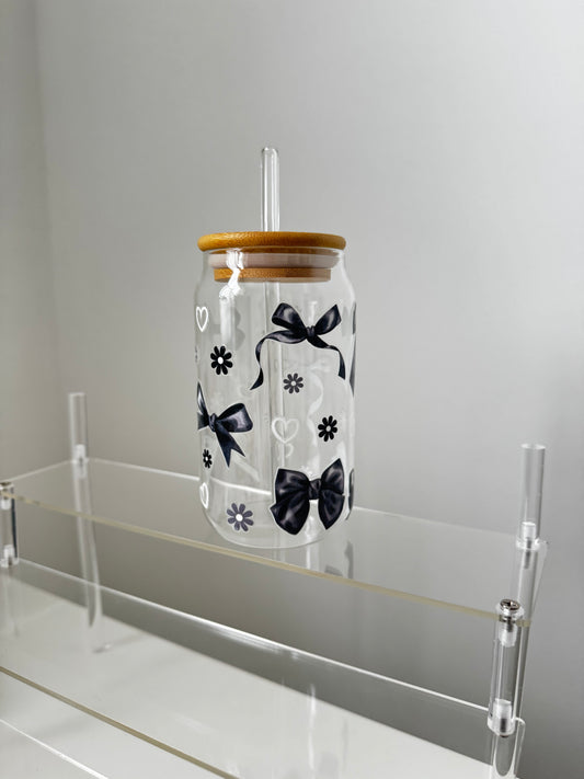 Glasbecher mit schwarzer Schleife