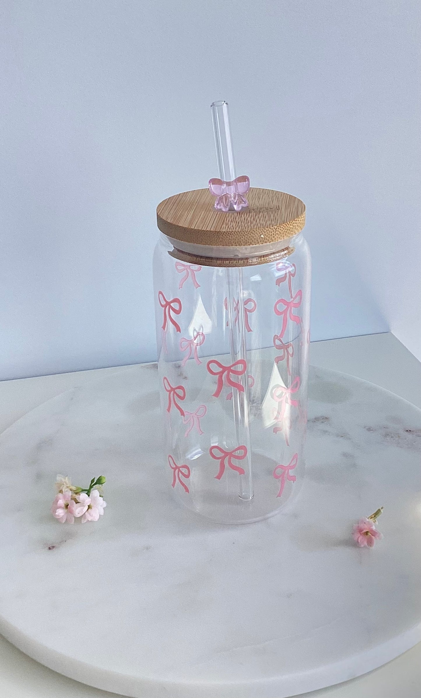 Trinkglas mit Schleifenmuster und Strohhalm