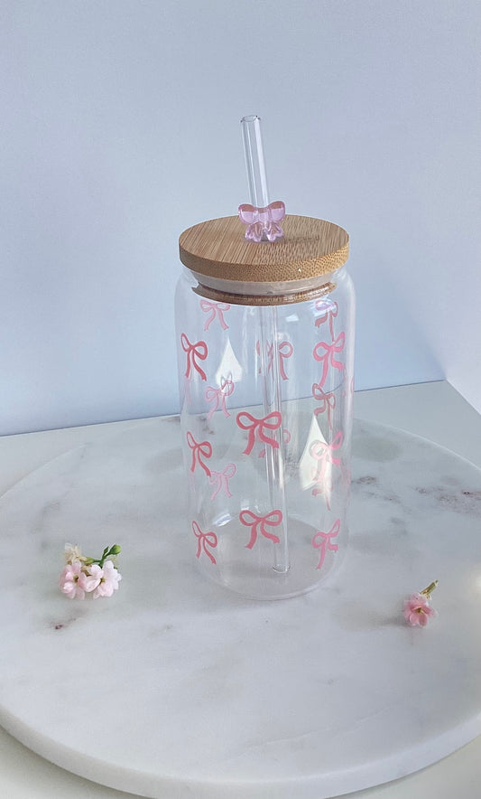 Trinkglas mit Schleifenmuster und Strohhalm