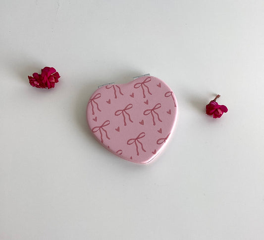 Handspiegel mit rosa Schleifen in Herzform