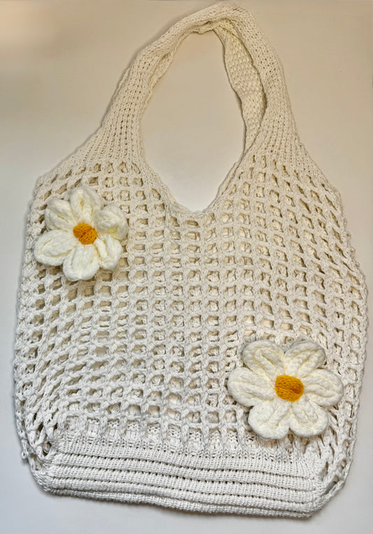 Gehäkelte Netztasche mit Gänseblümchen