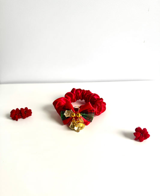 Weihnachtliches Scrunchie „Festliche Schleife & Glöckchen“