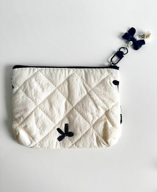Gesteppte Kosmetiktasche „Bow & Pearl“ – mit Schleifen-Charm